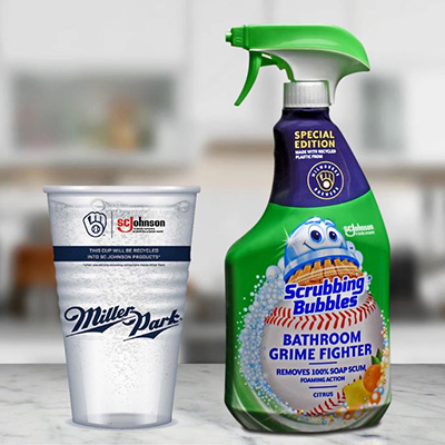 Bouteille de Scrubbing Bubbles fabriquée à partir de gobelets recyclés receuillis lors des matchs des Milwaukee Brewers.